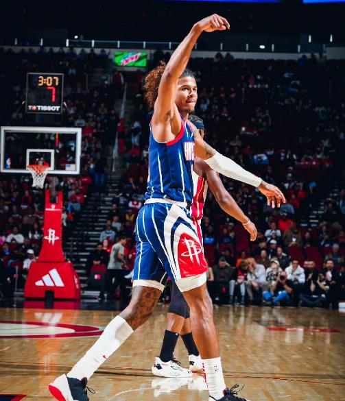 球队们奋力拼搏，决胜关键时刻