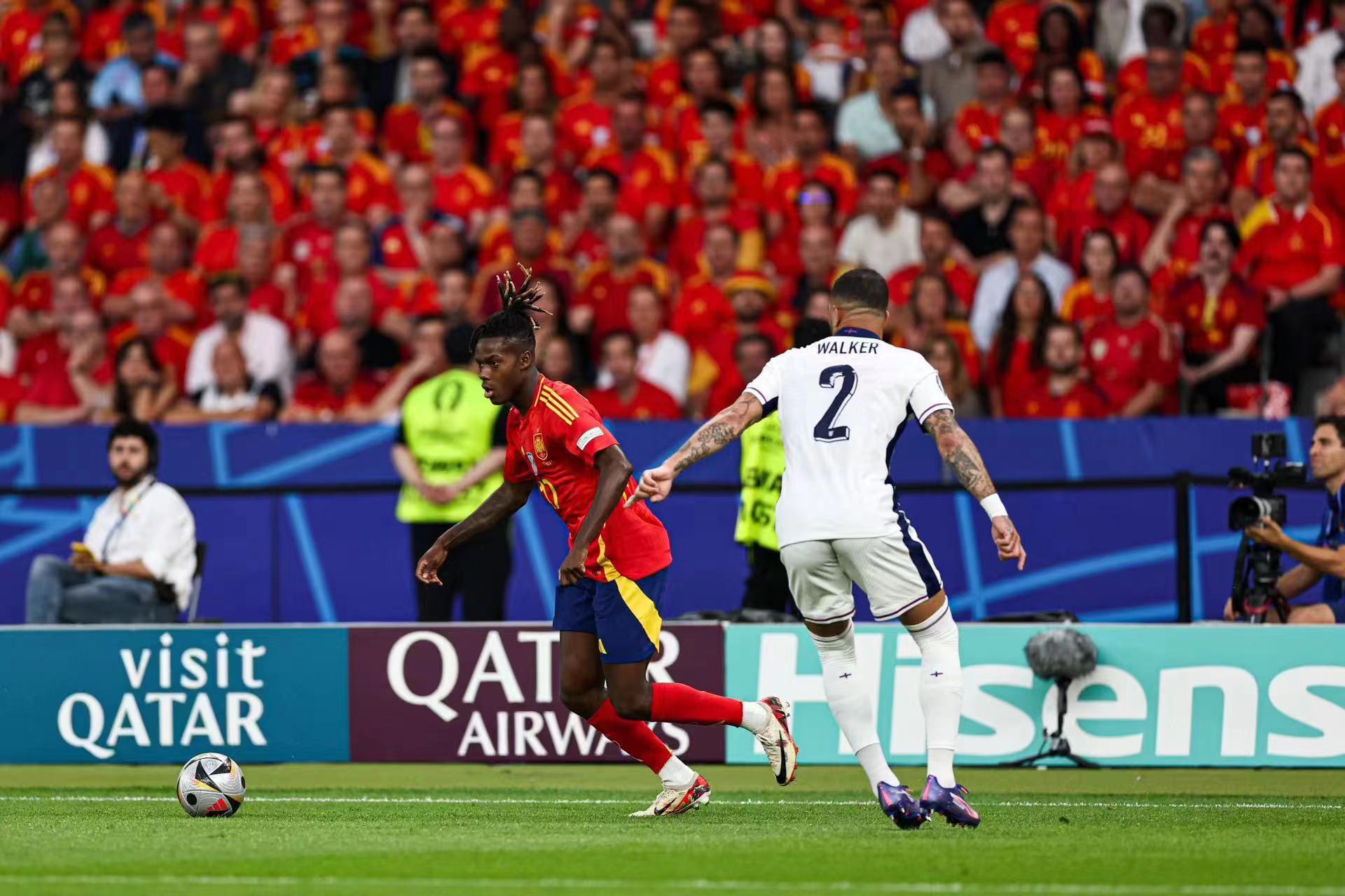 西班牙游泳选手完成完美动作夺冠